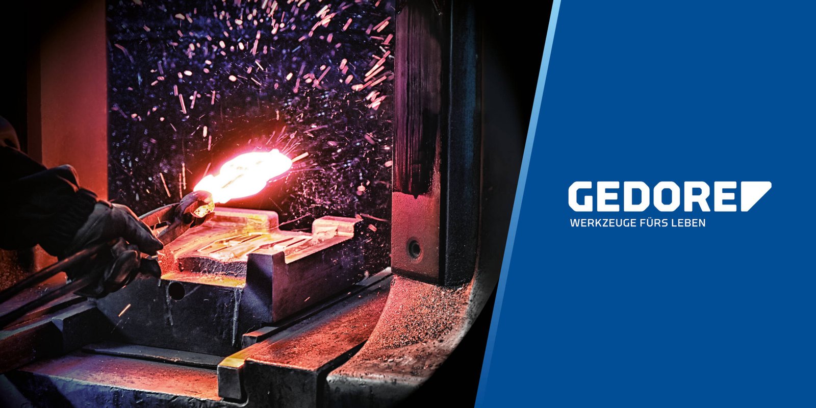Ein Banner; Links wird ein Werkzeug geschmiedet, rechts ist das weiße Logo auf blauem Hintergrund zu sehen